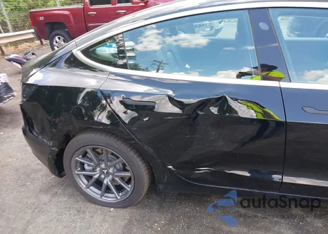 2018 Tesla Model 3 Long Range/Mid Range z USA, uszkodzony, nr VIN 5YJ3E1EA4JF166045